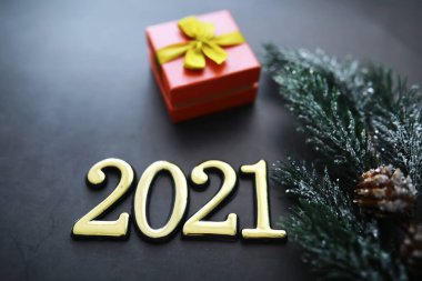 Noel süsü. Arkaplanda hediye kutuları var. Üst Manzara. Noel tebrik kartı konsepti