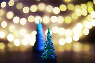 Noel ve Yeni Yıl tatili arka plan fotokopi alanı. Kış tatili geçmişi donmuş köknar, parıltılı ışıklar, bokeh