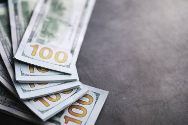 Nakit para büyük bir yığının içinde finans geçmişi olarak. Kağıt paralar kapansın. Üst görünüm