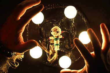 Büyülü bebeklerle, tarot kartlarıyla, kitaplarla, şeytani mumlarla ve cadılık objeleriyle dolu mistik bir hayat. Kehanet ayini.