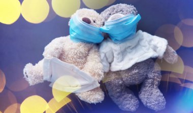 Koruyucu maske takan iki oyuncak ayı. Coronavirus koruması. Virüsün yayılmasını önlemek için maskeli oyuncak ayı. Boşluğu kopyala