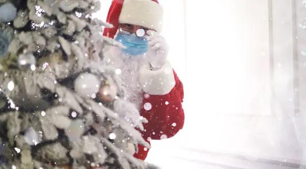 Real Santa Claus Árbol Navidad Fondo Con Una Máscara Protectora —  Fotos de Stock