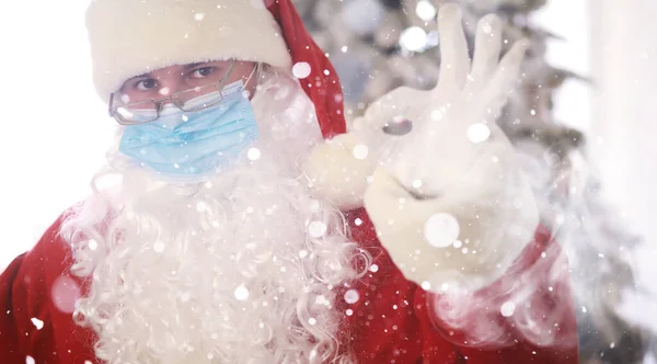 Prawdziwy Mikołaj Choinka Tle Masce Ochronnej Okularach Kapeluszu Boże Narodzenie — Zdjęcie stockowe