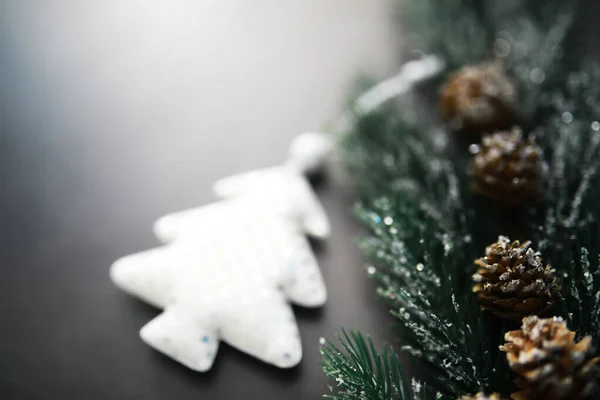 长青树手工制作的玩具 石制背景的球状和冷杉枝条 圣诞贺卡 带有文字空间 — 图库照片