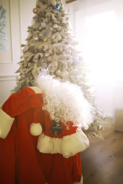 Židle Oblečením Santa Clause Kostým Santa Visí Bílém Roo — Stock fotografie