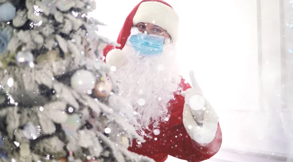 Πραγματικός Άγιος Βασίλης Και Χριστουγεννιάτικο Δέντρο Φόντο Φορώντας Προστατευτική Μάσκα — Φωτογραφία Αρχείου