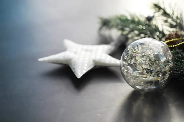 Jouets Flocons Neige Globes Branche Sapin Sur Fond Pierre Carte — Photo