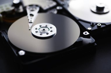 Bilgisayar aksesuarları. Parçalanmış hard disk. Bilgisayar parçalarını onar. Kırık harici hard disk. Bilgisayar arkaplanı.