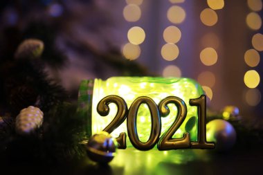 Tatil, kavanozda hafif bir çelenk taşıyordu. Noel, yeni yıl kutlaması konsepti. Uzayı kopyala Tasarım için sancak resmi