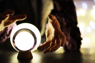 Yerde Bokeh 'le kristal küre var. Renkli ışık saçan cam top, yeni yıl kutlaması konsepti..