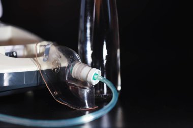 Evde nebulizör solumuş. Astım spreyi solunum maskesi buhar buharı, öksürük konsepti astım bronşit virüsü tedavisi..