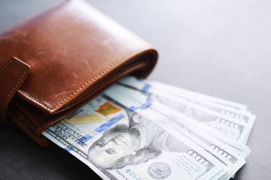 Nakit para büyük bir yığının içinde finans geçmişi olarak. Kağıt paralar kapansın. Üst görünüm