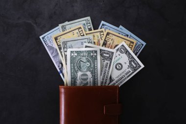 Nakit para büyük bir yığının içinde finans geçmişi olarak. Kağıt paralar kapansın. Üst görünüm