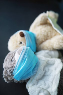 Koruyucu maske takan iki oyuncak ayı. Coronavirus koruması. Virüsün yayılmasını önlemek için maskeli oyuncak ayı. Boşluğu kopyala