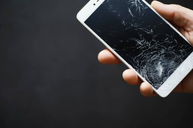 Kırık dokunmatik ekranlı akıllı telefon. Cep telefonu bozuk. Telefon bozuldu. Cep telefonuna kırık cam takmak. Akıllı telefon onarımı.