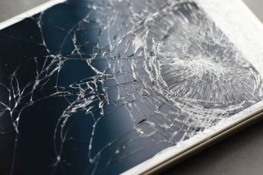 Camı kır. Kırık ekran. Bozuk telefon. Kırık cam arka plan. Camdaki beyaz çatlaklar.