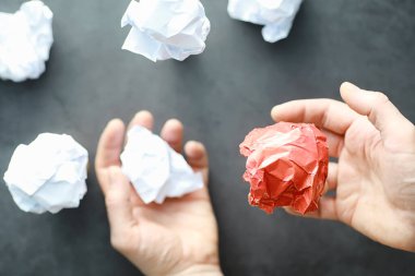 Renkli kağıt parçaları. Yaratıcılık kavramı ve fikirlerin oluşumu. Yaratıcı düşünce. Uçan kağıt.