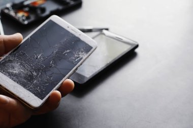 Kırık dokunmatik ekranlı akıllı telefon. Cep telefonu bozuk. Telefon bozuldu. Cep telefonuna kırık cam takmak. Akıllı telefon onarımı.