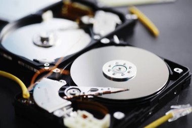 Bilgisayar aksesuarları. Parçalanmış hard disk. Bilgisayar parçalarını onar. Kırık harici hard disk. Bilgisayar arkaplanı.