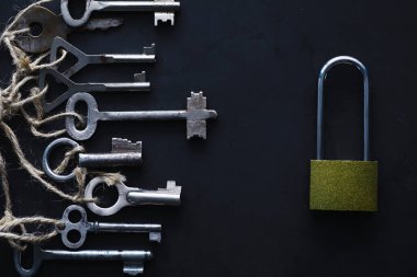 Kilit için antika anahtarlar. Koyu taştan bir arka planda geçmişe dönük anahtarlar. Hedefe ulaşmak için yolu seçme kavramı.