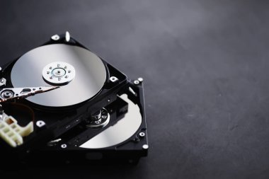 Bilgisayar aksesuarları. Parçalanmış hard disk. Bilgisayar parçalarını onar. Kırık harici hard disk. Bilgisayar arkaplanı.
