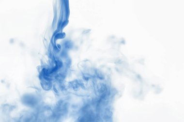Suyun içinde bir tutam boya. Sudaki boyanın çözülmesi. Su kirliliği. Sanat yaratıcılığı kavramı.