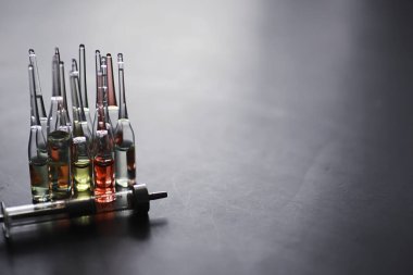 Kurbanları test etmek ve enfekte olanları tedavi etmek için ilaç ve test tüpleri. İlaçlı ampuller. İlaçlı test tüpleri..