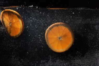 Olgun tatlı portakala su damlaları. Metnin için kopyalama alanı olan yeni Mandarin arkaplanı. Vejetaryen ve vejetaryen kavramı.