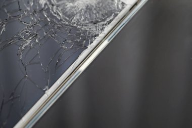Camı kır. Kırık ekran. Bozuk telefon. Kırık cam arka plan. Camdaki beyaz çatlaklar.
