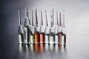 Kurbanları test etmek ve enfekte olanları tedavi etmek için ilaç ve test tüpleri. İlaçlı ampuller. İlaçlı test tüpleri..