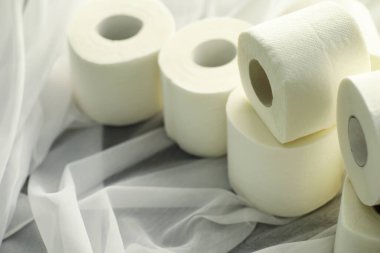 Tuvalet kağıdı rulo halinde. Kar beyazı, yumuşak, üç katmanlı tuvalet kağıdı. Hijyen ürünleri eksikliği. Birincil koruma ve dezenfeksiyon.