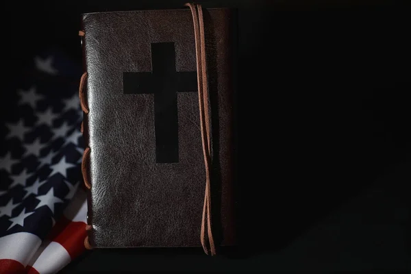 Bendera Amerika Dan Kitab Suci Latar Belakang Cermin Simbol Amerika — Stok Foto