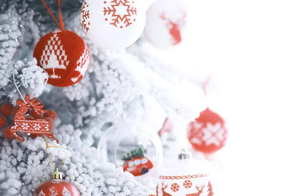 Karácsonyi Ünnepi Háttér Ezüst Piros Csecsebecse Lóg Egy Díszített Bokeh — Stock Fotó