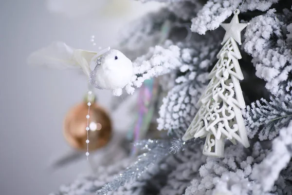 Fondo Vacaciones Navidad Bola Plata Rojo Colgando Árbol Decorado Con — Foto de Stock