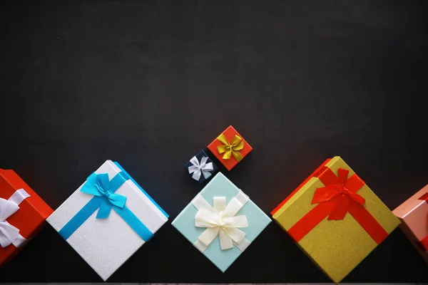 Χριστουγεννιάτικη Διακόσμηση Κουτιά Δώρων Μαύρο Φόντο Πέτρα Στο Πάνω Μέρος — Φωτογραφία Αρχείου