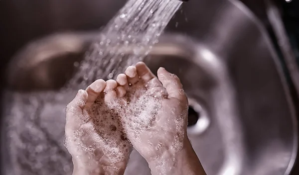 Higiena Rządzi Mycie Rąk Przed Posiłkami Leczenie Przeciwbakteryjne Rąk Mydłem — Zdjęcie stockowe
