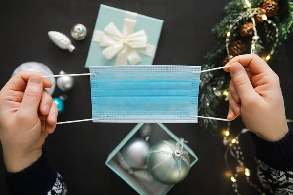 Kerstballen Achtergrond Medische Beschermende Maskers Nieuwjaar 2021 Komt Eraan Nieuwjaars — Stockfoto