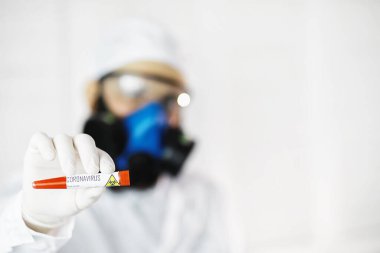 Laboratuvardaki bir bilim adamı viral zatürreenin tedavisi için ilaçları test ediyor. Hastalıklı hastaların Coronovirus kan testi. Dünya salgını.