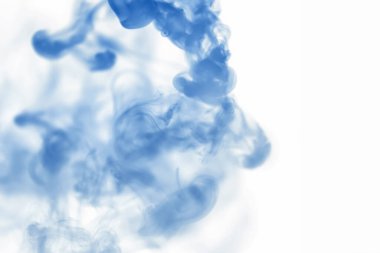 Suyun içinde bir tutam boya. Sudaki boyanın çözülmesi. Su kirliliği. Sanat yaratıcılığı kavramı.