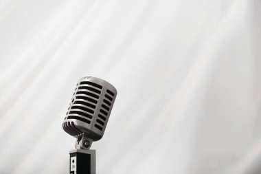 Retro mikrofonun yanında dur. Tripodun üzerindeki mikrofon. Klasik mikrofonlu sanatçının performansı. Mikrofonlu bir sahne.