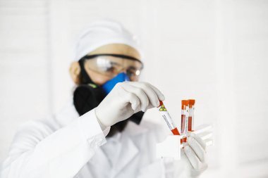 Laboratuvardaki bir bilim adamı viral zatürreenin tedavisi için ilaçları test ediyor. Hastalıklı hastaların Coronovirus kan testi. Dünya salgını.