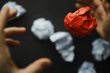 Renkli kağıt parçaları. Yaratıcılık kavramı ve fikirlerin oluşumu. Yaratıcı düşünce. Uçan kağıt.