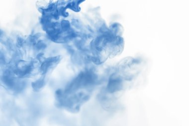 Suyun içinde bir tutam boya. Sudaki boyanın çözülmesi. Su kirliliği. Sanat yaratıcılığı kavramı.