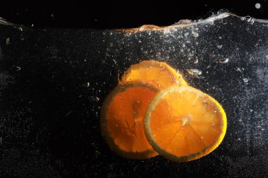 Olgun tatlı portakala su damlaları. Metnin için kopyalama alanı olan yeni Mandarin arkaplanı. Vejetaryen ve vejetaryen kavramı.