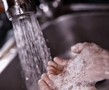 Hijyen kuralları. Yemekten önce el yıkama. Sabunlu antibakteriyel eller. Virüs enfeksiyonunu önlemenin yolu. Coronavirus koruması.