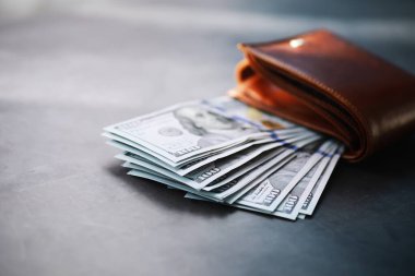 Nakit para büyük bir yığının içinde finans geçmişi olarak. Kağıt paralar kapansın. Üst görünüm