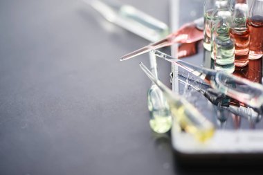 Kurbanları test etmek ve enfekte olanları tedavi etmek için ilaç ve test tüpleri. İlaçlı ampuller. İlaçlı test tüpleri..