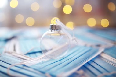 Siyah arka planda tıbbi maskeli güzel noel hediyeleri. Corona virüsü. Karantinada yeni yıl. Düz dizayn. Uzayı kopyala Kare biçiminde. Düzen