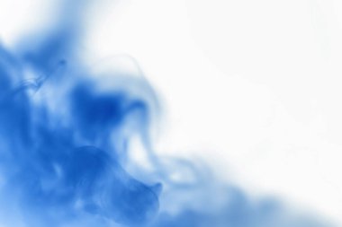 Suyun içinde bir tutam boya. Sudaki boyanın çözülmesi. Su kirliliği. Sanat yaratıcılığı kavramı.