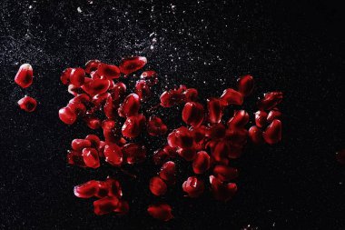 Olgun tatlı nar tohumlarına su damlaları düşer. Metnin için kopyalama alanı olan taze nar arkaplanı. Vejetaryen ve vejetaryen kavramı.